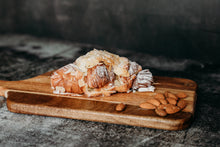 Afbeelding in Gallery-weergave laden, Amandelcroissant
